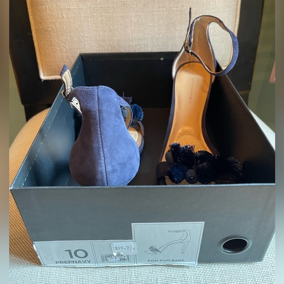 Banana Republic Pom Pom Sandal - Picture 4 of 5